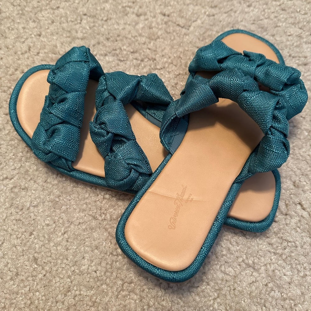 Universal threads sandals